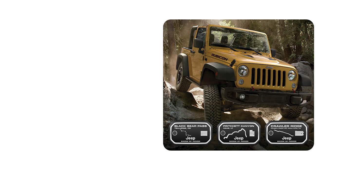Una camioneta Jeep Wrangler Rubicon amarilla trepa andando por rocas fuera de carretera, con imágenes insertadas de los emblemas del Emblema de Honor de Jeep de Black Bear Pass, Pritchett Canyon y Crawler Ridge.