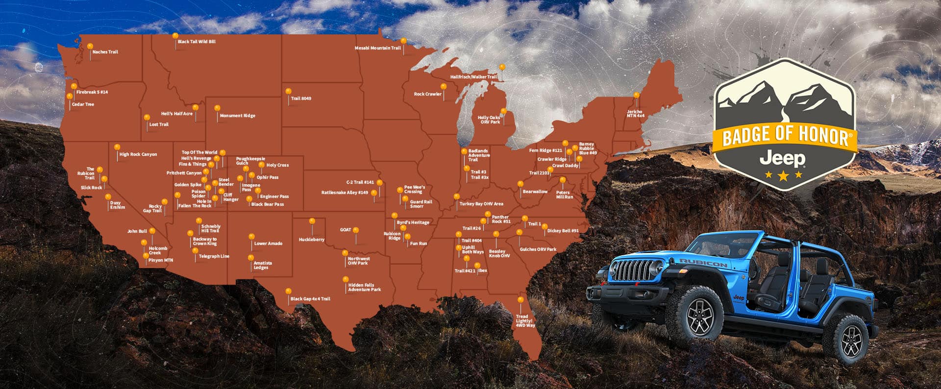 Tres elementos: un mapa de los Estados Unidos que identifica las ubicaciones aproximadas de senderos todoterreno, un Jeep Wrangler Rubicon 2026 azul sin puertas ni techo ascendiendo por un sendero montañoso y la insignia de Jeep Badge of Honor.