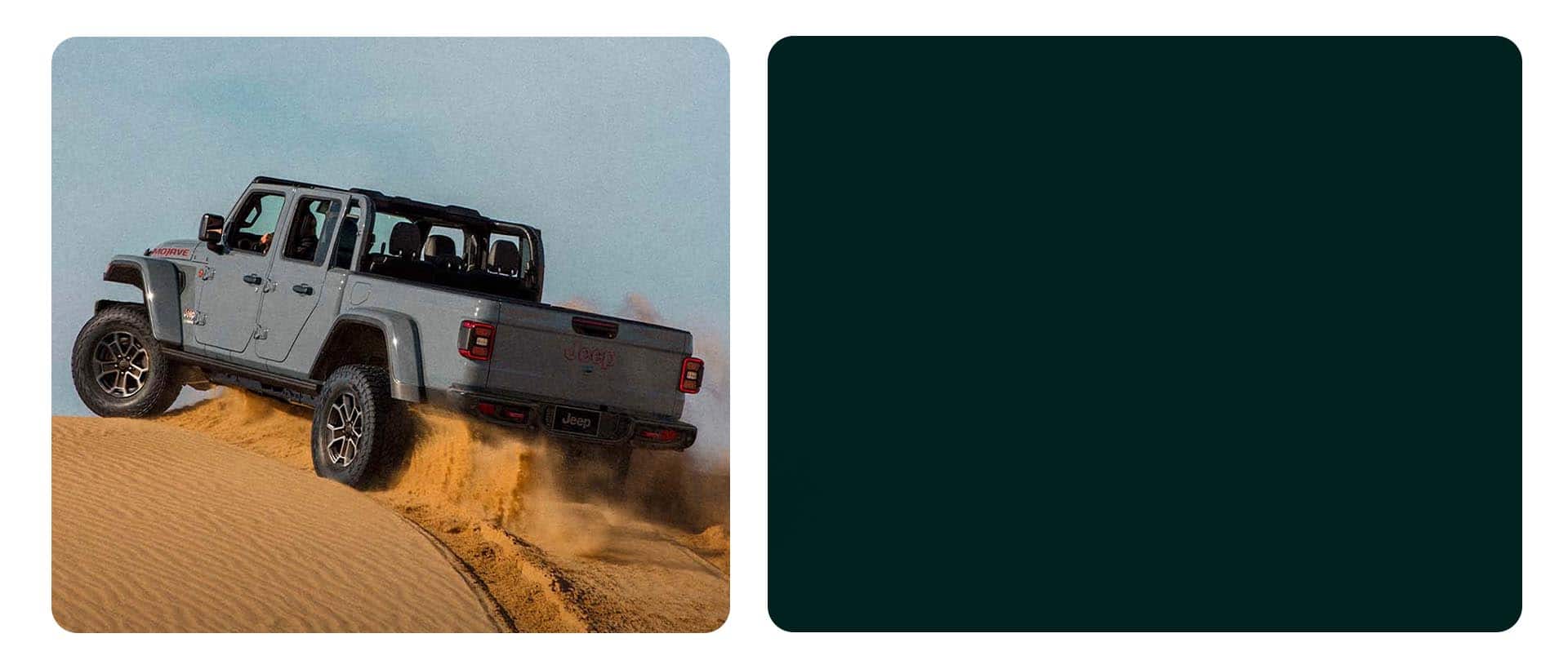 Una Jeep Gladiator Mojave X 2025 gris trepando una duna de arena.