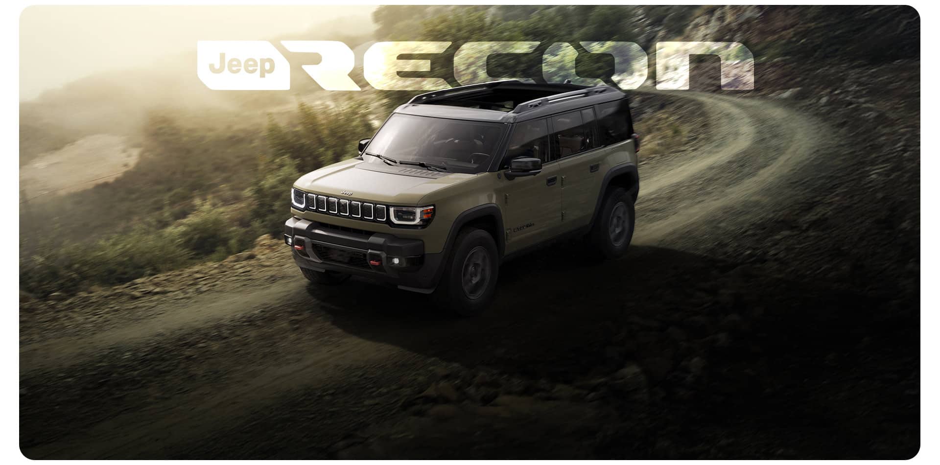Un Jeep Recon 2026 verde oliva avanza por un camino montañoso con curvas. Jeep Recon.
