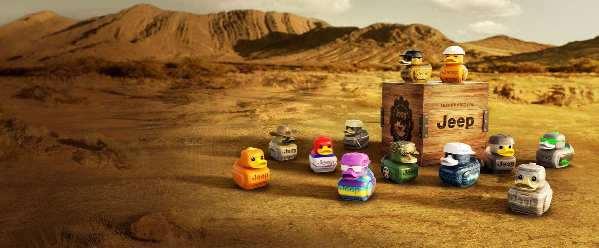 12 patos de Jeep bien diferenciados en el desierto, esparcidos alrededor de una pequeña caja de madera con logos y símbolos de la marca Jeep estampados.