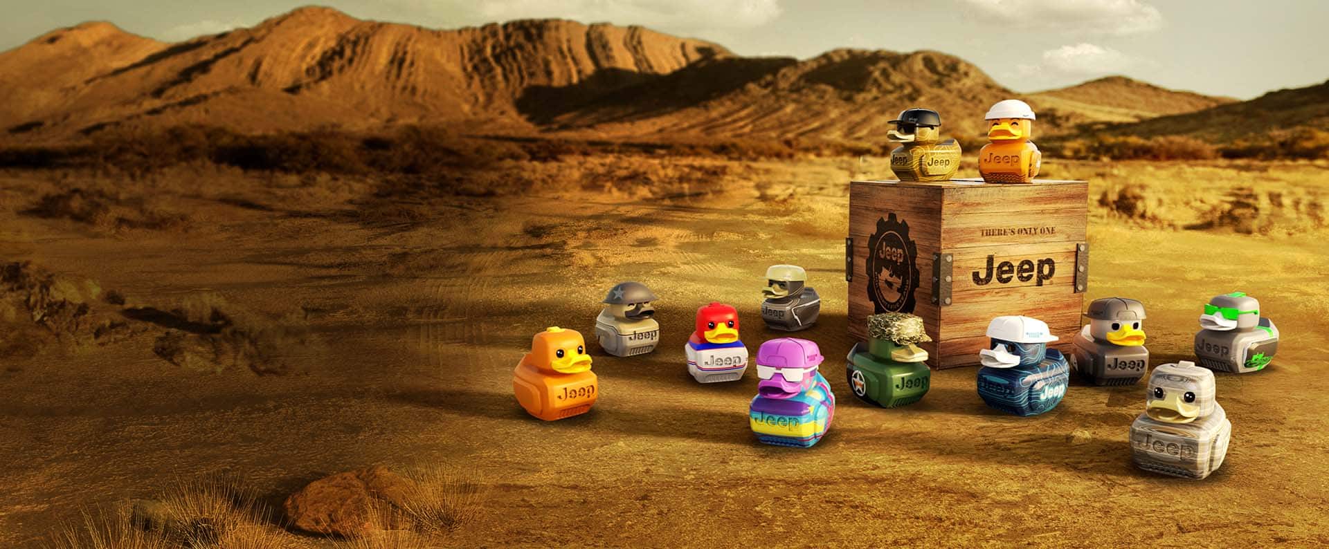 12 patos de Jeep bien diferenciados en el desierto, esparcidos alrededor de una pequeña caja de madera con logotipos y símbolos de Jeep estampados.