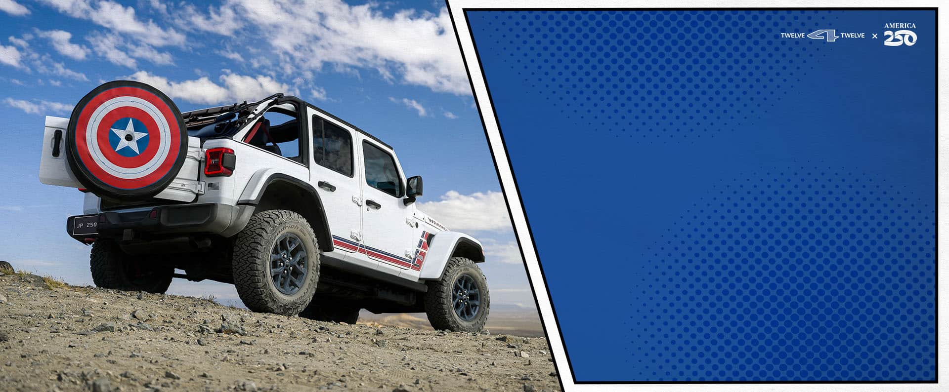 Un Jeep Wrangler America 250 Edition 2026 blanco con su puerta batiente abierta para mostrar su cubierta de neumático de repuesto, que recuerda al escudo del Capitán América. Toma desde un ángulo trasero bajo. 12 para 12 x América 250.